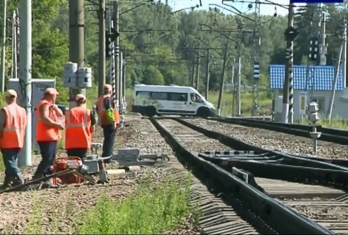 О безопасном переходе через железнодорожные пути