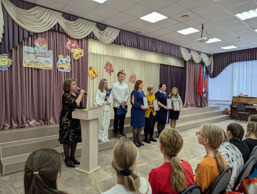 Педагогов школы №1 поздравили представители администрации