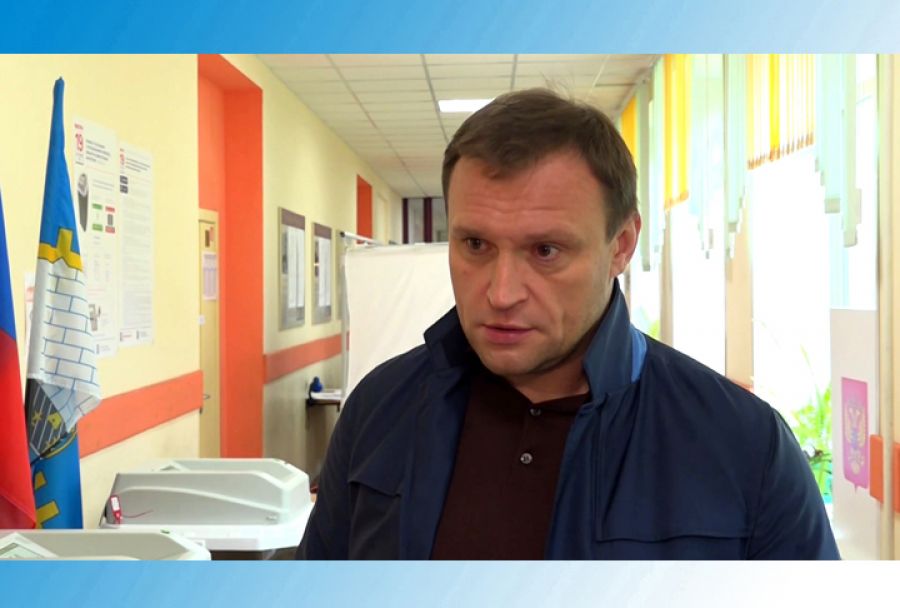 Сергей Пахомов проголосовал в школе №14 в Семхозе