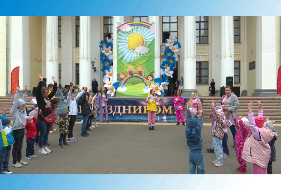Территория детства на фасаде ДК Гагарина
