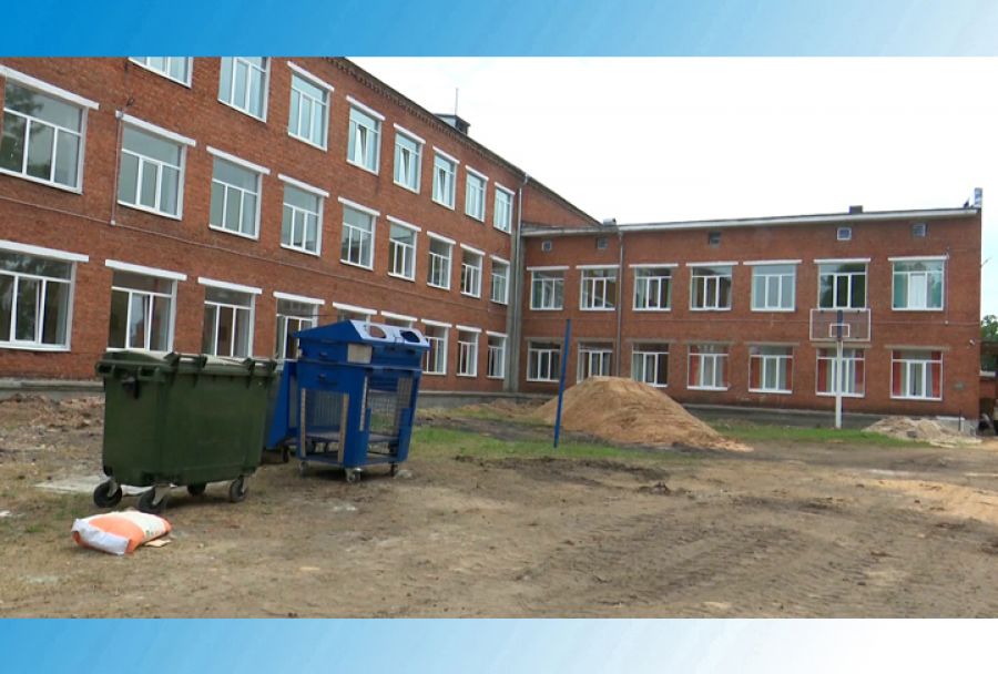 Михаил Токарев проконтролировал благоустройство территории у школы №22