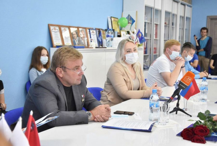 Максим Сураев встретился с волонтерами Сергиево-Посадского округа