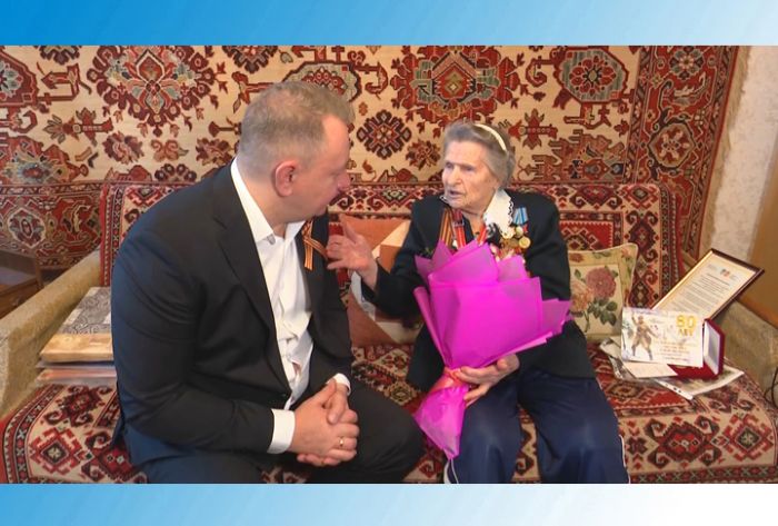 Михаил Токарев наградил ветерана