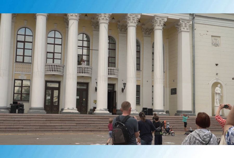 Летом даже балконы поют&hellip;