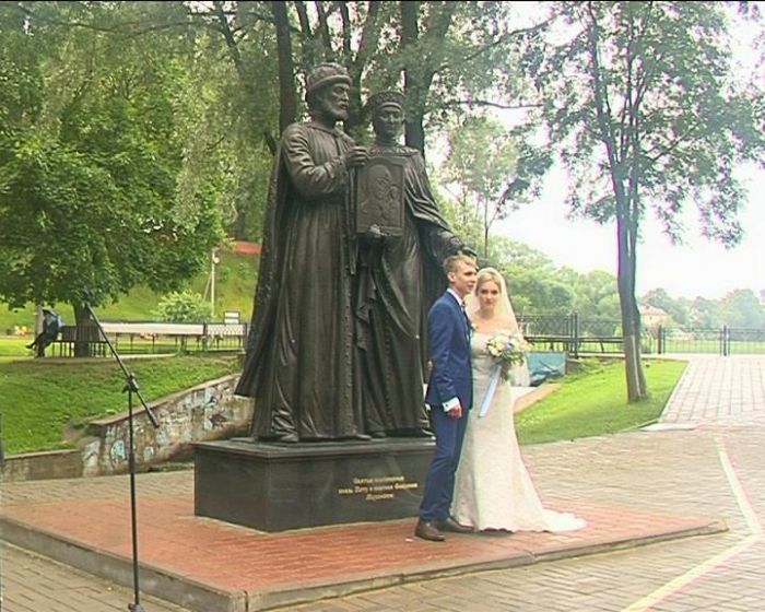 У памятника Петру и Февронии Муромским чествовали супружеские пары