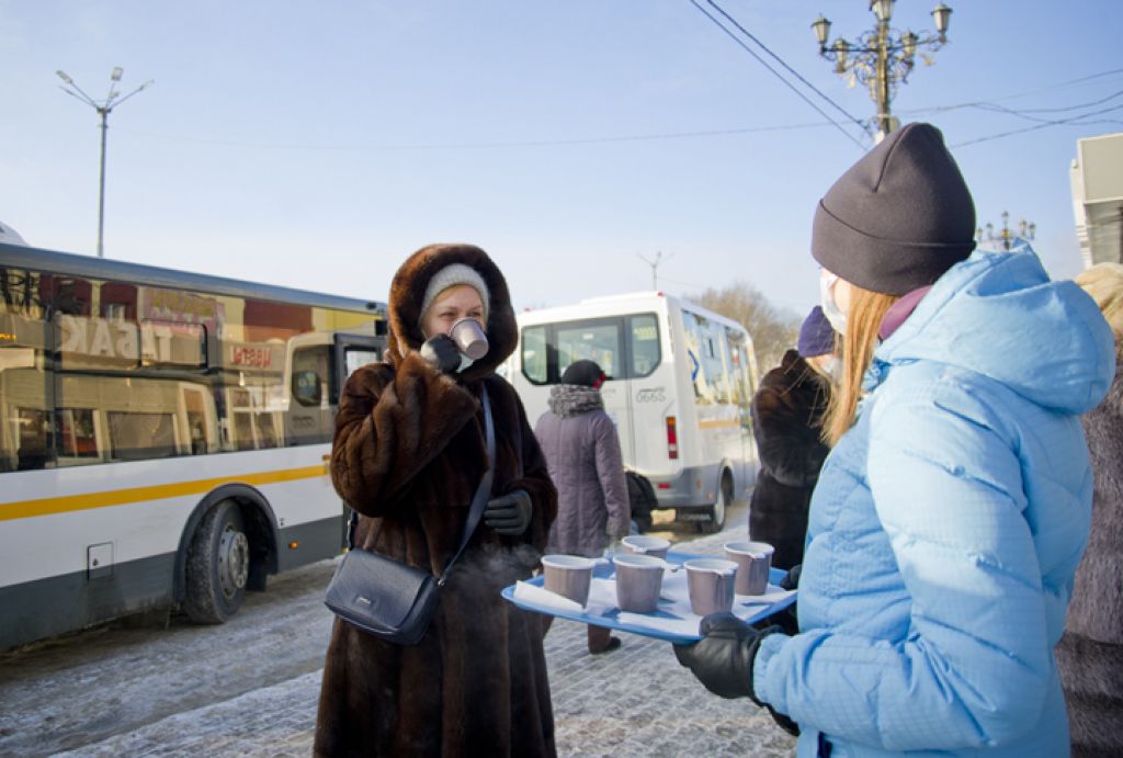 Пассажиры общественного транспорта могут согреться в морозы бесплатным чаем