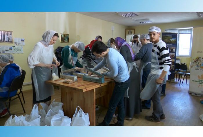 Добровольцы фасуют и развозят продовольственные наборы нуждающимся