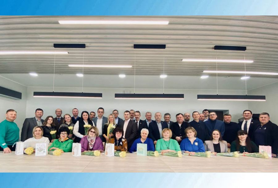 Депутаты-мужчины поздравили женский &laquo;батальон&raquo; Совета депутатов СПГО