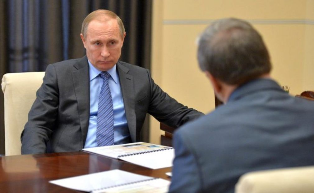 Путин рассекречивает архивные документы