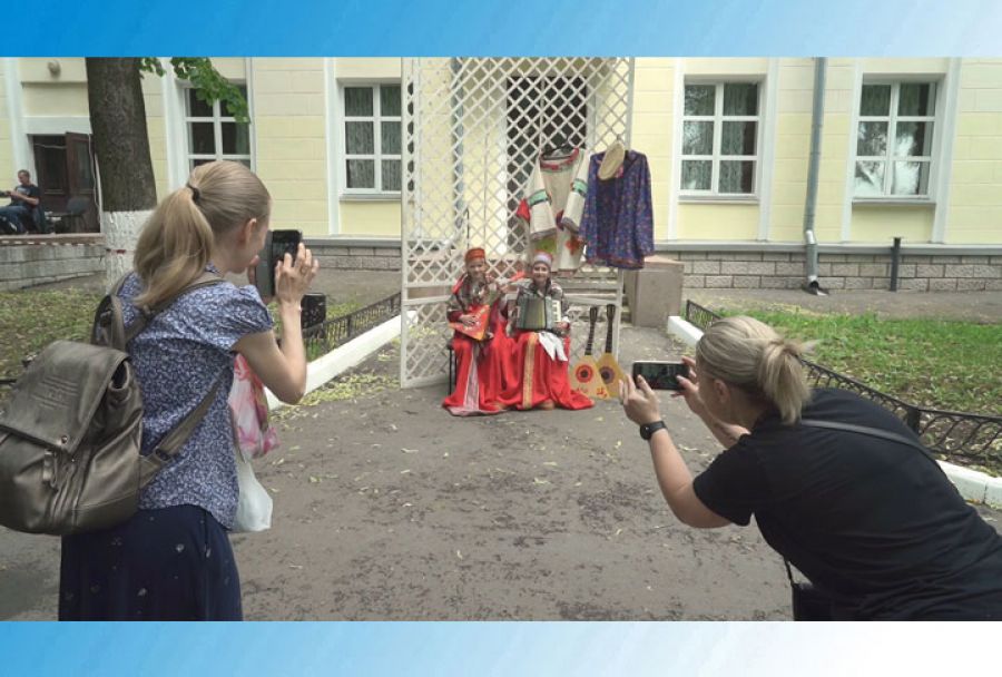 Праздничная программа у ДК Гагарина