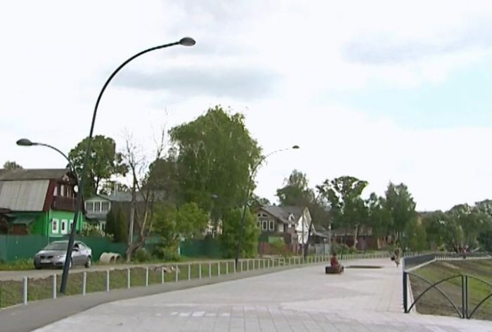 На набережной реки Копнинка подрядчик начал восстановительные работы