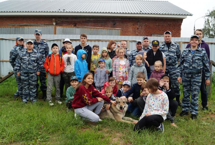 Сотрудники кинологической службы провели акцию «Профессия - кинолог»