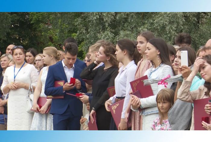 Вчерашним школьникам вручили медали