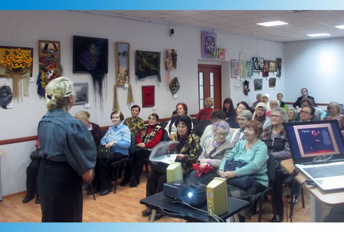 Танцуем танго под пластинку в библиотеке Горловского