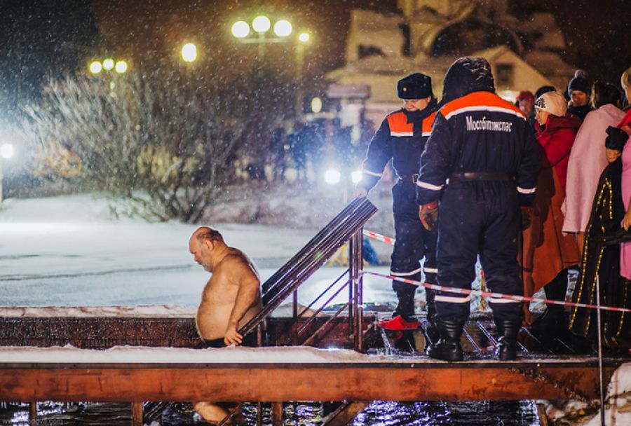 Спасатели ГКУ МО &laquo;Мособлпожспас&raquo; напомнили о правилах безопасного купания в проруби на Крещение