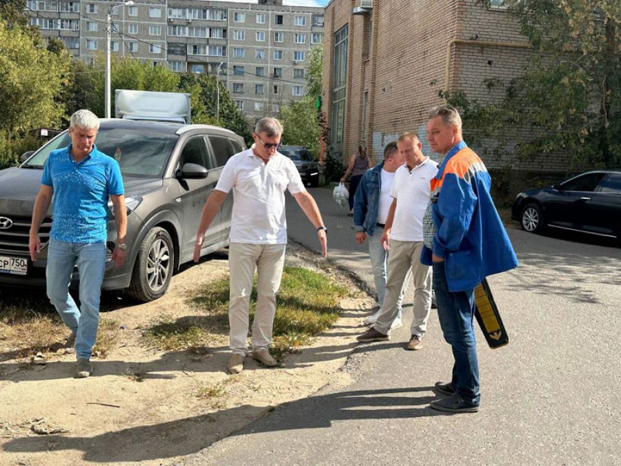 На Новоугличском шоссе благоустраивают дворовую территорию