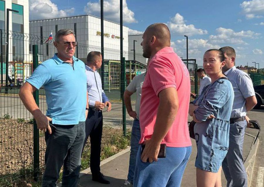 Рабочая встреча у новой школы на Зубачевском поле