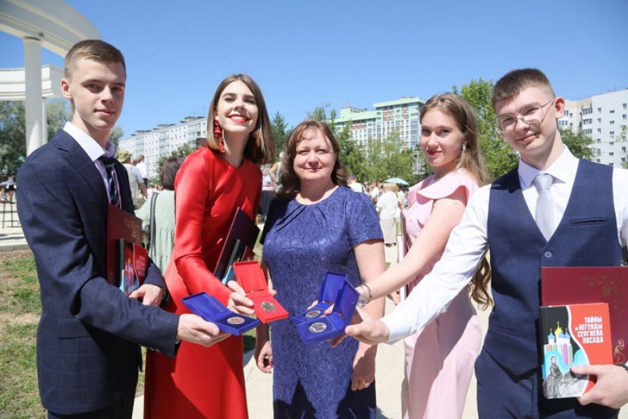 Тимофей Лагутин на церемонии награждения медалистов у памятника &laquo;Выпускникам 1941 года&raquo;