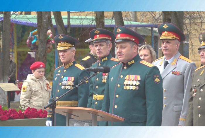 Торжественный митинг у Дома офицеров