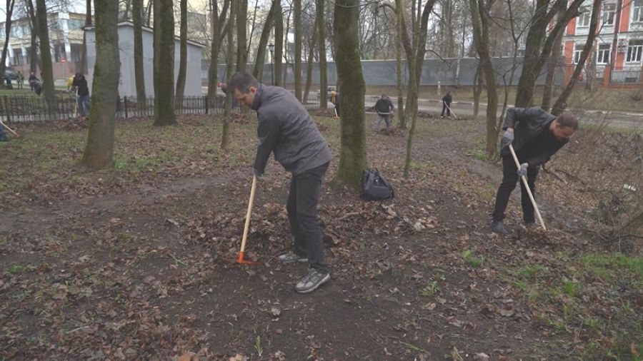 Субботник у Общественной палаты и горы Волкуша