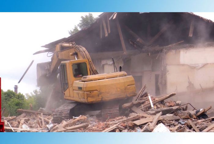 В Краснозаводске снесли аварийный дом