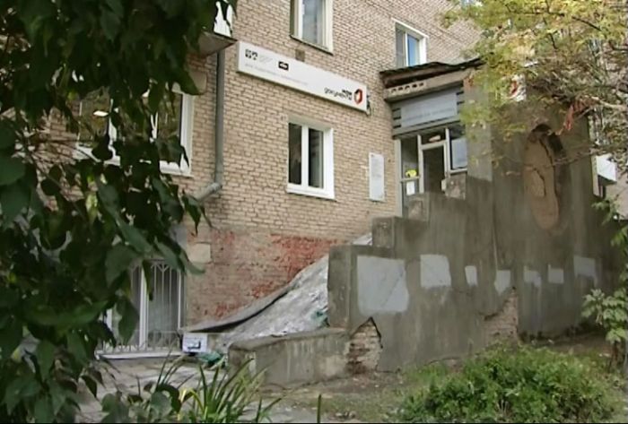 На Клементьевке приводят в порядок крыльцо МФЦ