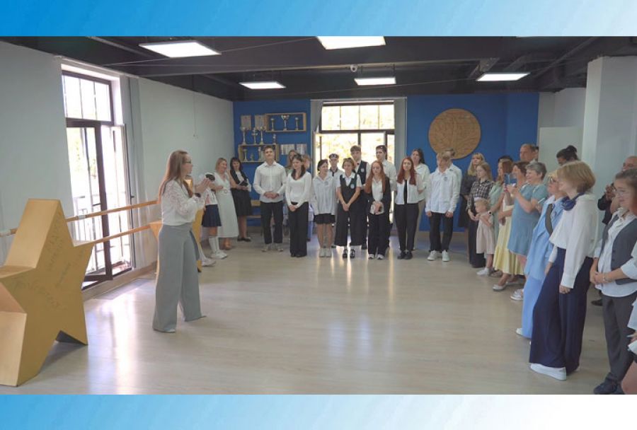 Торжественная линейка в школе &laquo;Дарование&raquo;