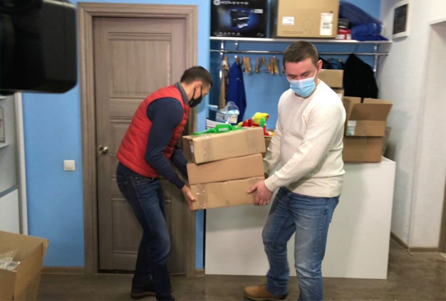 Александр Легков привез модные маски для волонтеров Сергиева Посада