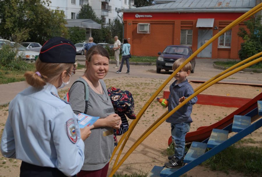Профилактическую беседу с родителями и детьми в преддверии нового учебного года провели полицейские