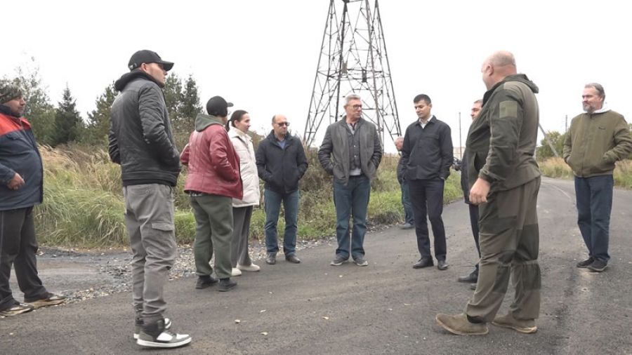 Встреча представителей власти с жителями на Зубачёвском поле