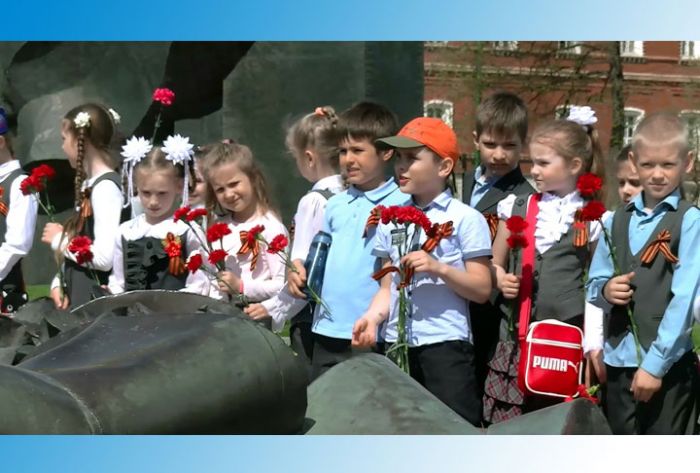Воспитанники телестудии «Маленький Тонус» возложили цветы к Вечному огню