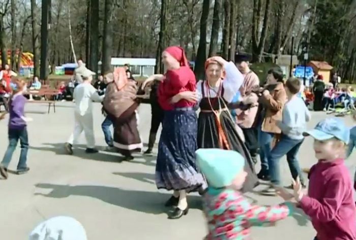 Фольклорная арт-программа прошла 1 мая на Скитских прудах