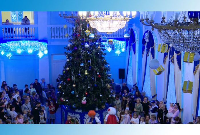 Гена, Чебурашка и 12 месяцев встречали детей на ёлке в ДК Гагарина