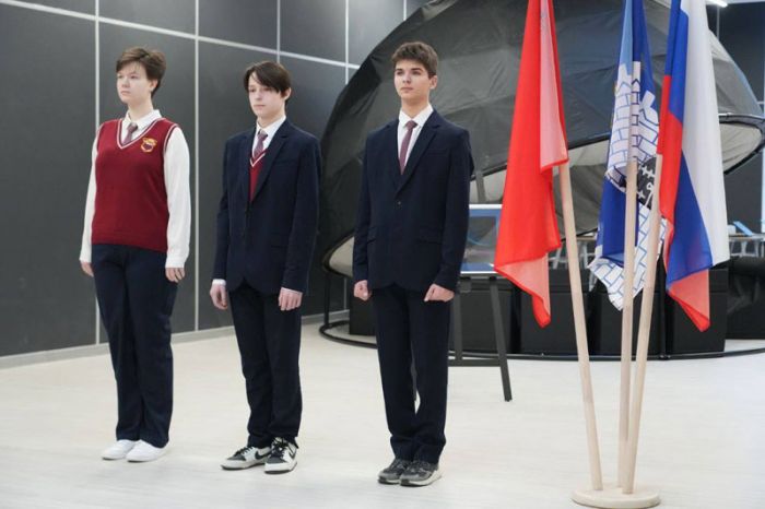 Оксана Ероханова на торжественной линейке в физико-математическом лицее