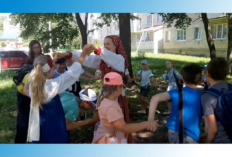 День семьи, любви и верности отметили в Хотьковском центре "Аленький цветочек"