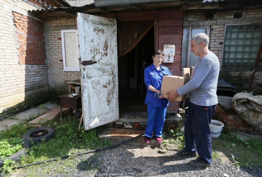 Продуктовые наборы выдали жителям в Заречном