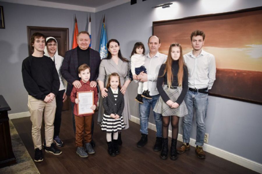Многодетной семье Котовых вручили сертификат на жильё