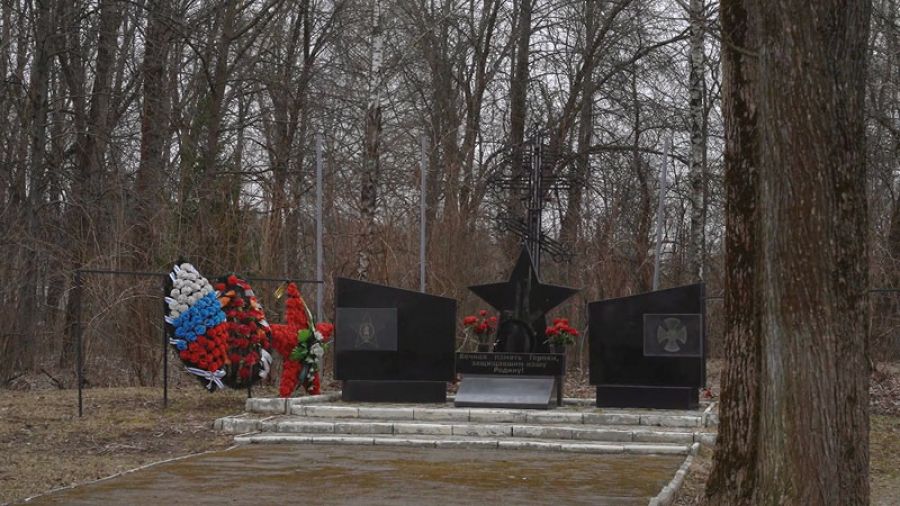 Осмотр памятных мемориалов округа депутатами