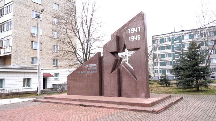 Памятник в Скоропусковском осмотрели представители власти