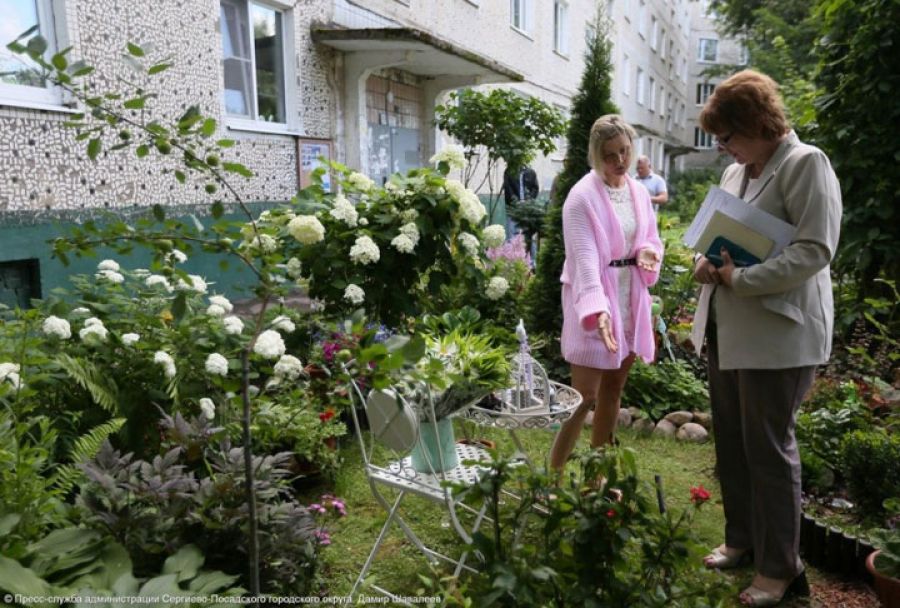 Конкурсная комиссия оценивает цветники жителей Сергиево-Посадского округа