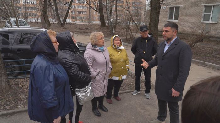 Андрей Саакян провёл встречу с жителями дома№5 на Воробьёвской улице