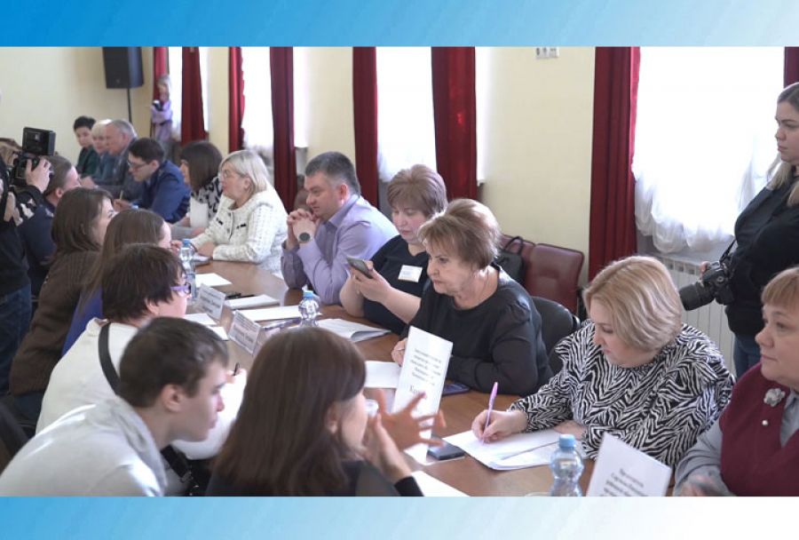 Родители детей с ограниченными возможностями здоровья встретились с представителями властей