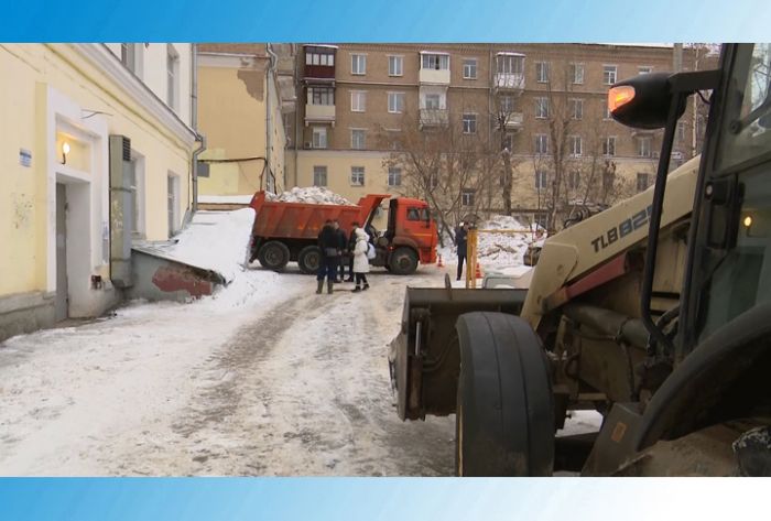 Продолжается комплексная уборка дворов