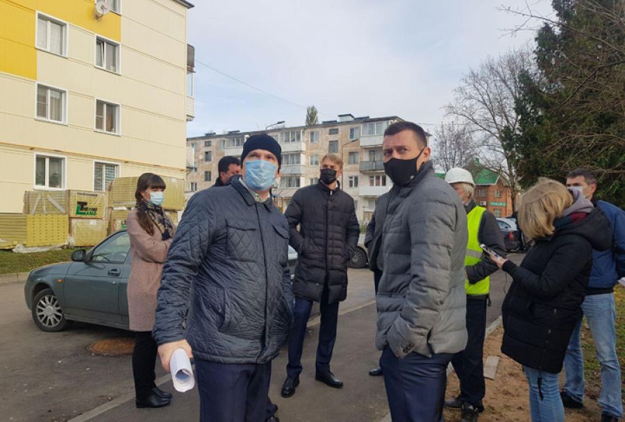 Александр Легков и Сергей Двойных осмотрели ход ремонта фасадов в Пересвете