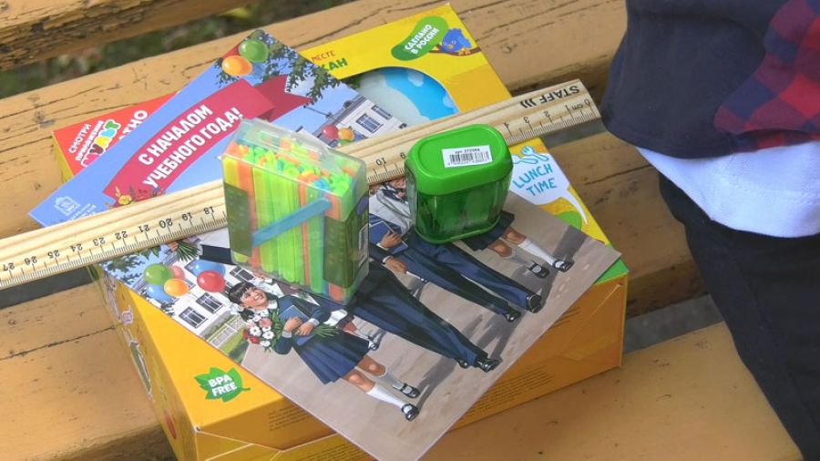 Ольга Дударева вручила подарочный набор первокласснику