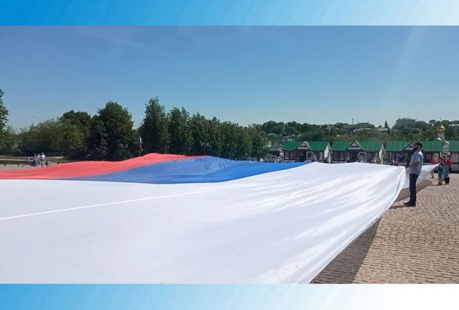 Гигантский триколор развернули у стен Лавры