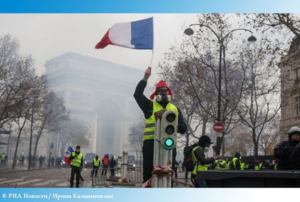Власти Франции пошли на уступки «желтым жилетам»