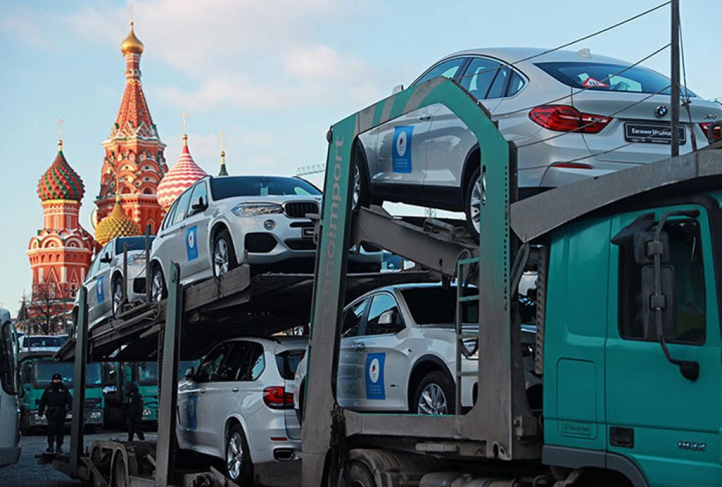 Премьер традиционно вручил медалистам ключи от новых автомобилей