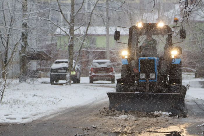Коммунальные и дорожные службы округа приступили к уборке снега