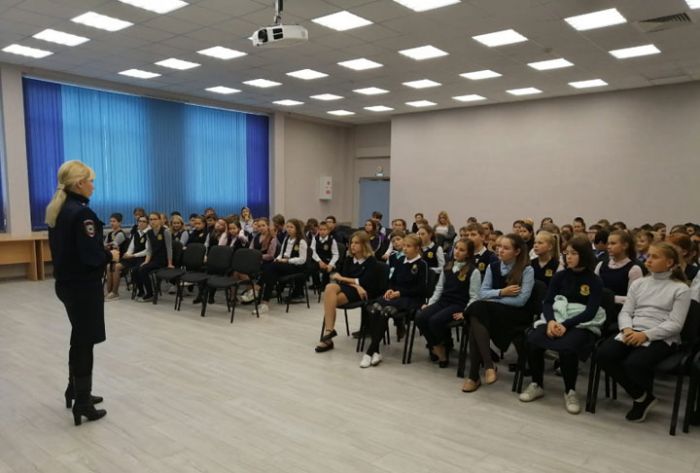 Полицейские провели открытый урок для студентов гимназии о вреде наркомании